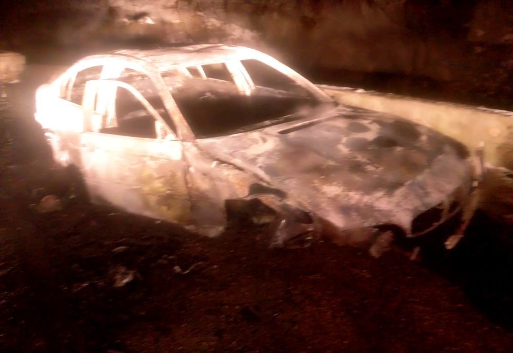 Mașină făcută scrum după ce s-a izbit de un parapet