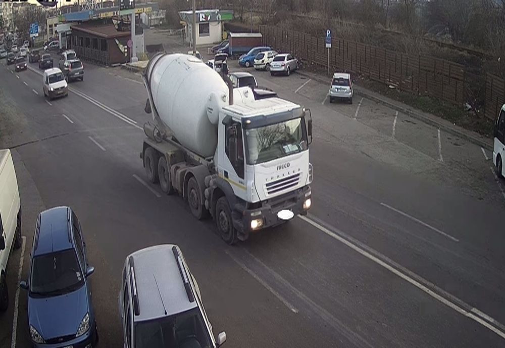 Șofer pe betonieră, amendat cu 300 de lei