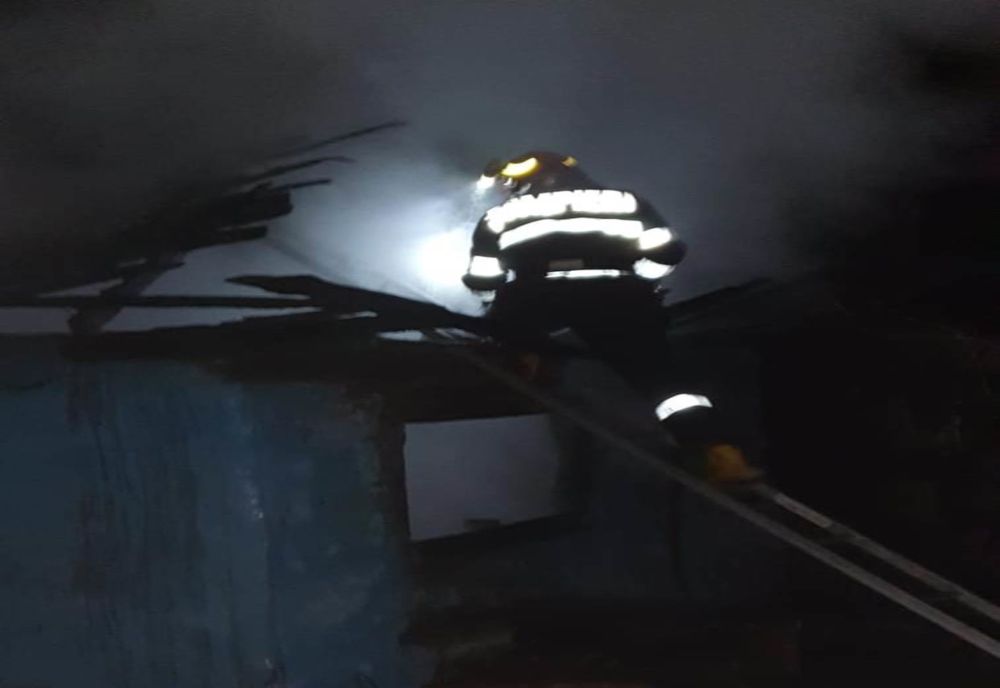 Incendiu pornit de la o lumânare. Proprietara a suferit atac de panică (FOTO)