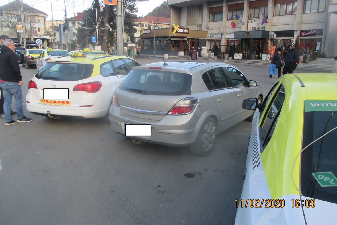 Taximetriștii și transportatorii, verificați de poliția locală (FOTO)