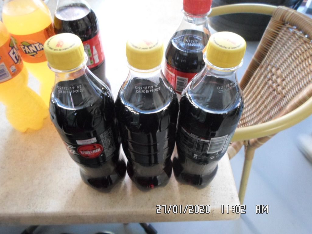 Produse alimentare expirate, găsite la vânzare de polițiștii locali din Piatra-Neamț (FOTO)