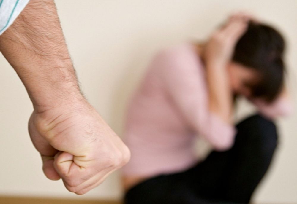 Și-a bătut iubita până a băgat-o în spital