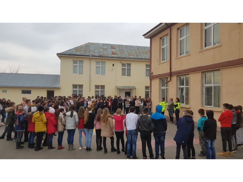 Campanii de informare în școli pentru prevenirea prevenirea implicării elevilor în comiterea de fapte antisociale.
