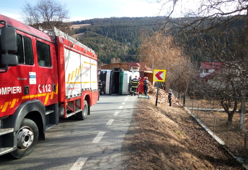 Un șofer din Mureș s-a răsturnat cu TIR-ul în Neamț (FOTO)