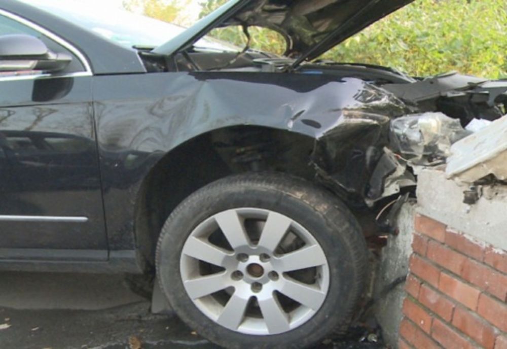 Un arestat la domiciliu a băut și s-a urcat la volan. Plimbarea a fost scurtă, s-a oprit cu mașina într-un imobil