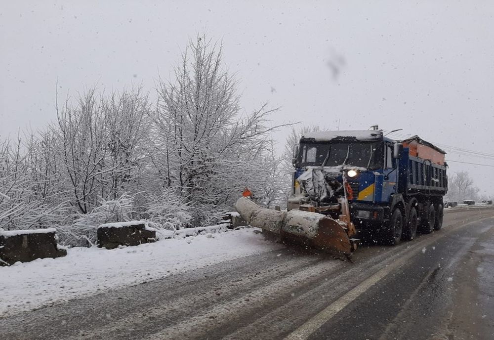 Circulați cu prudență! În unele zone din Neamț s-a întors iarna