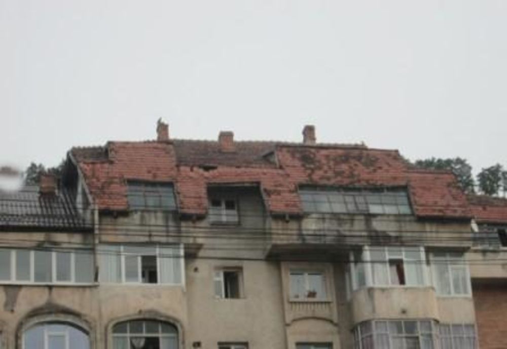 Clădiri care prezintă pericol în Piatra-Neamț. Asociațiile de proprietari, somate să repare fațadele sau acoperișurile (FOTO)