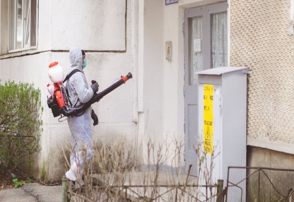 În Roman se vor dezinfecta scările de bloc și se vor amplasa preșuri cu dezinfectant la intrari