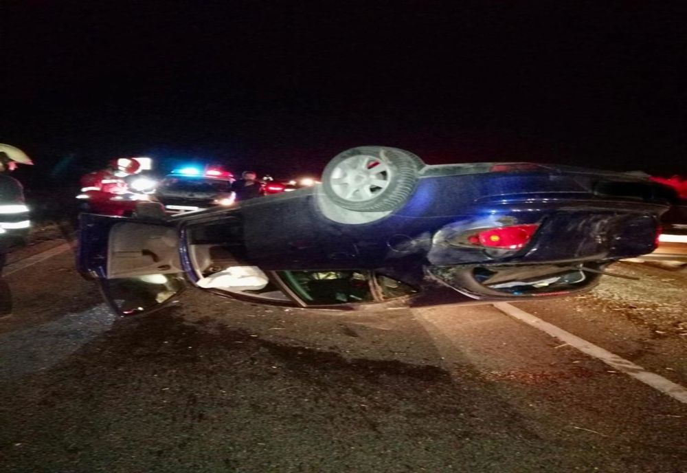 S-a răsturnat cu mașina din cauza vitezei (FOTO)