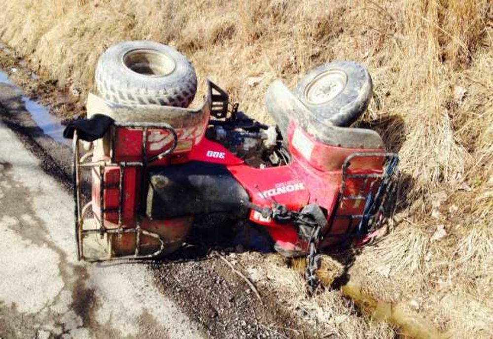 Un copil de 10 ani a fost rănit grav după ce a căzut cu ATV-ul într-un canal de desecare