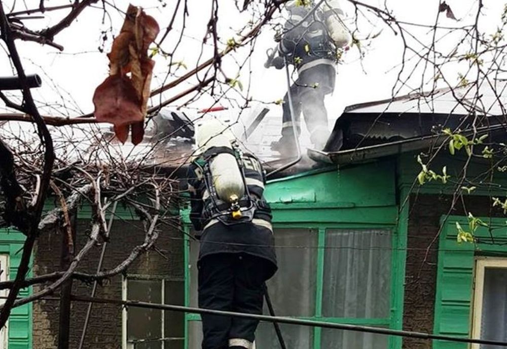 Incendiu, pornit de la un coș de fum, stins de pompierii voluntari