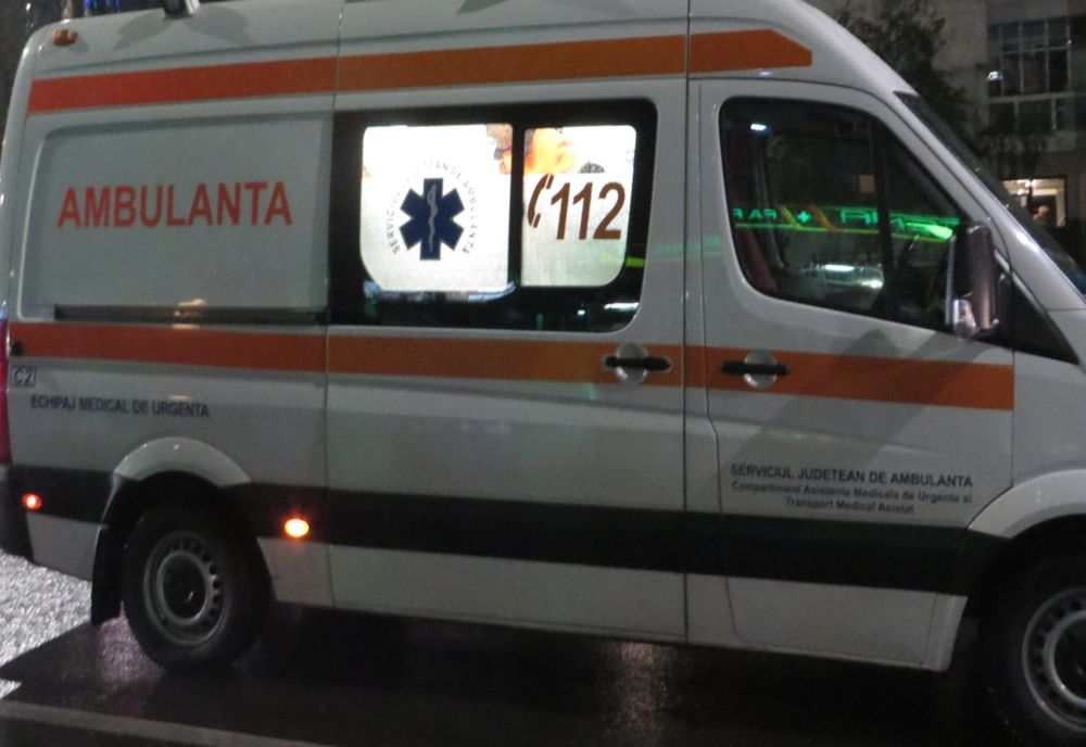 Un tânăr a produs un accident și a fugit, deși a rănit patru persoane