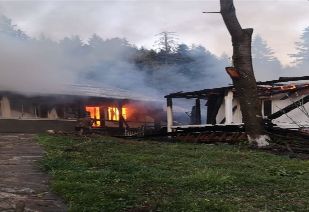 Un cablu electric defect, cauza incendiului izbucnit la Mânăstirea Agapia (FOTO)