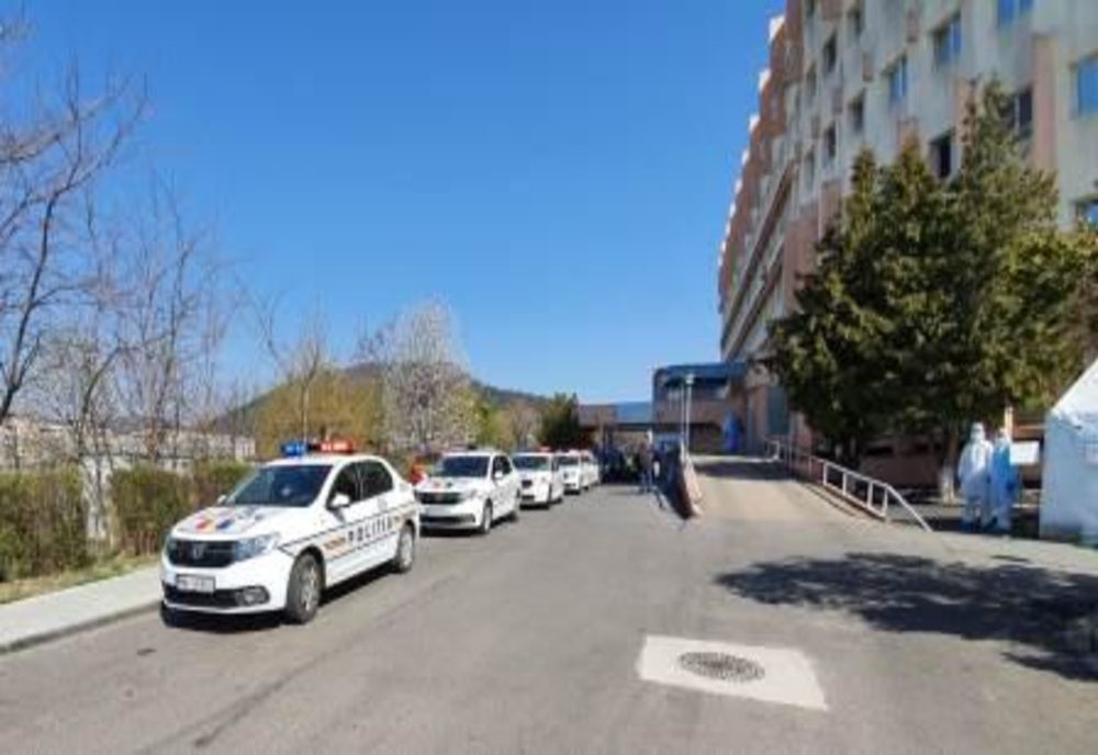 Polițiștii, pompierii și jandarmii nemțeni au adus un omagiu cadrelor medicale (VIDEO/FOTO)