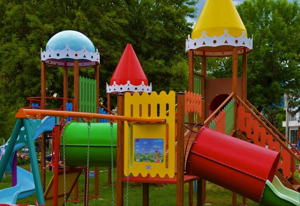 Șase locuri de joacă din Piatra-Neamț au fost modernizate. La alte 22 au fost efectuate reparații
