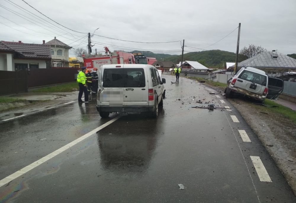 A intrat în curbă cu viteză și a băgat doi oameni în spital (FOTO)