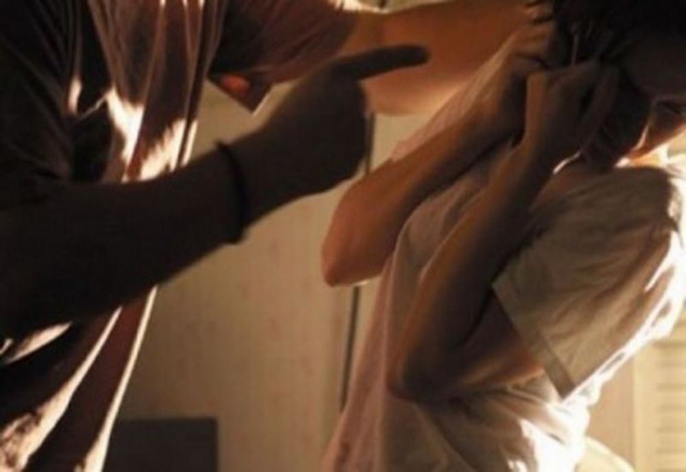 Femeie tâlhărită în propria locuință pentru un telefon mobil