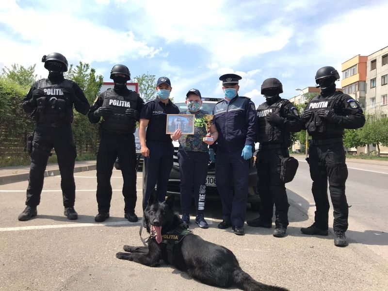Gest emoționant al unui băiat de 12 ani. A dăruit polițiștilor o medalie câștigată de el