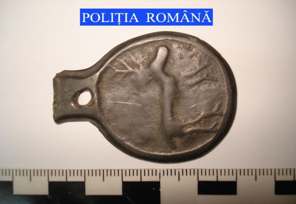 Matriță antică, recuperată de polițiștii nemțeni (FOTO)