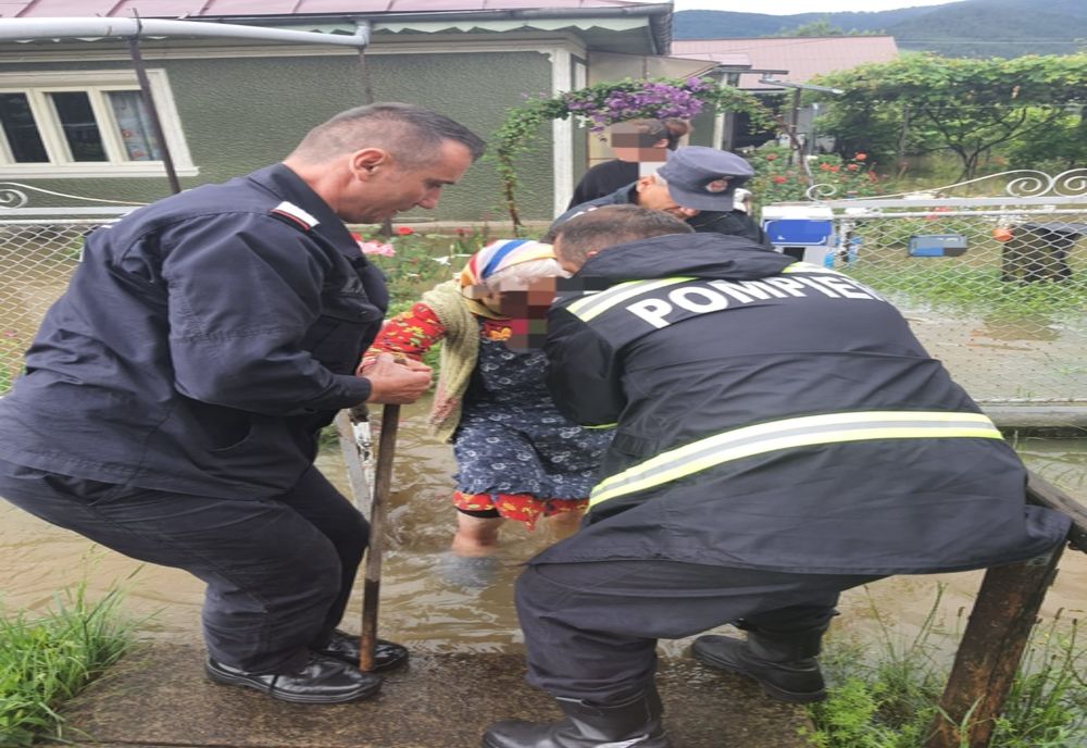 Femeie evacuată de pompieri dintr-o locuință inundată (FOTO)
