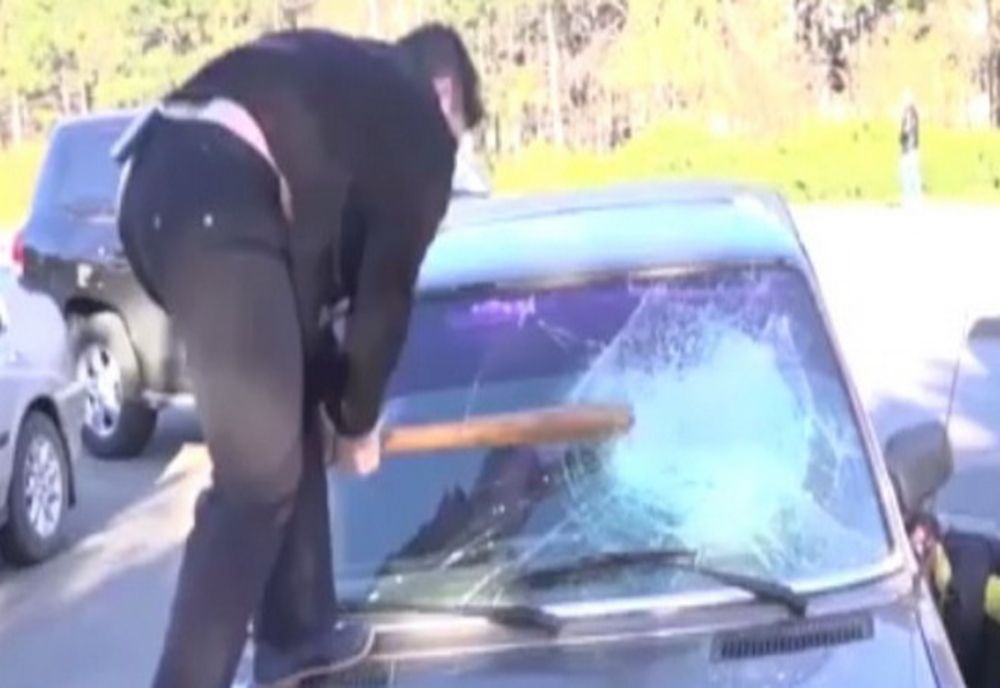 Reținut pentru amenințare, distrugere și violare de domiciliu