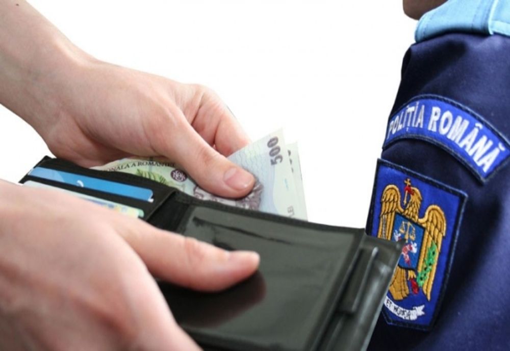 Tată și fiu trimiși în judecată pentru dare de mită