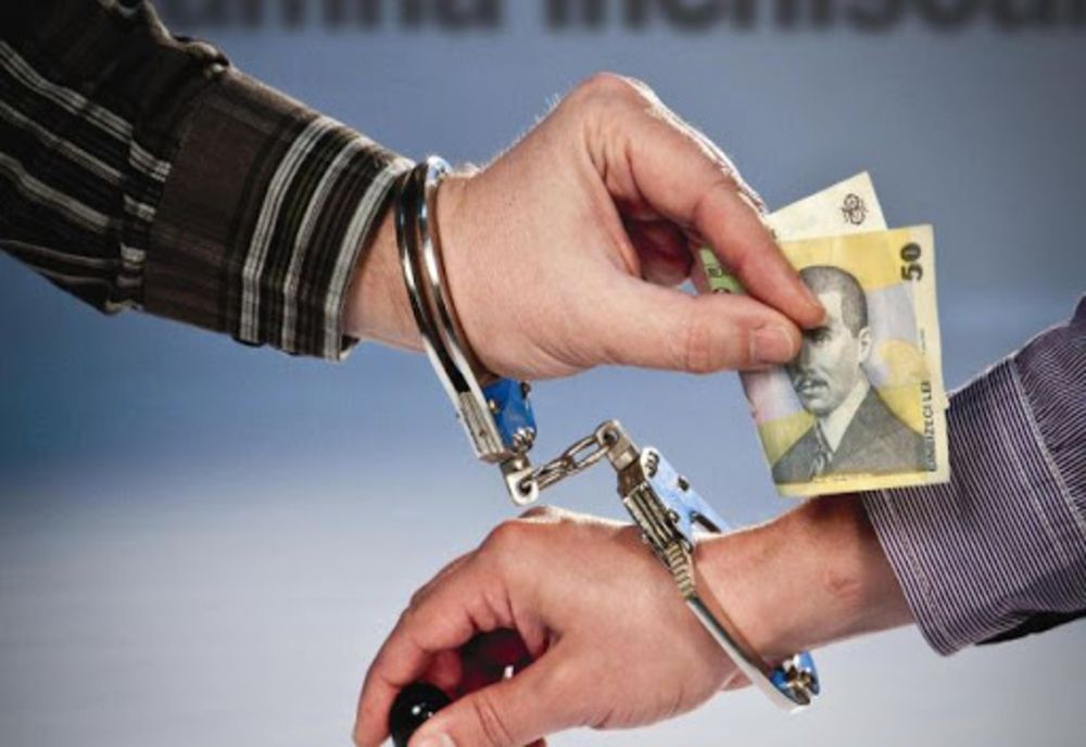 Șpagă pentru falsificarea unui dosar de pensie