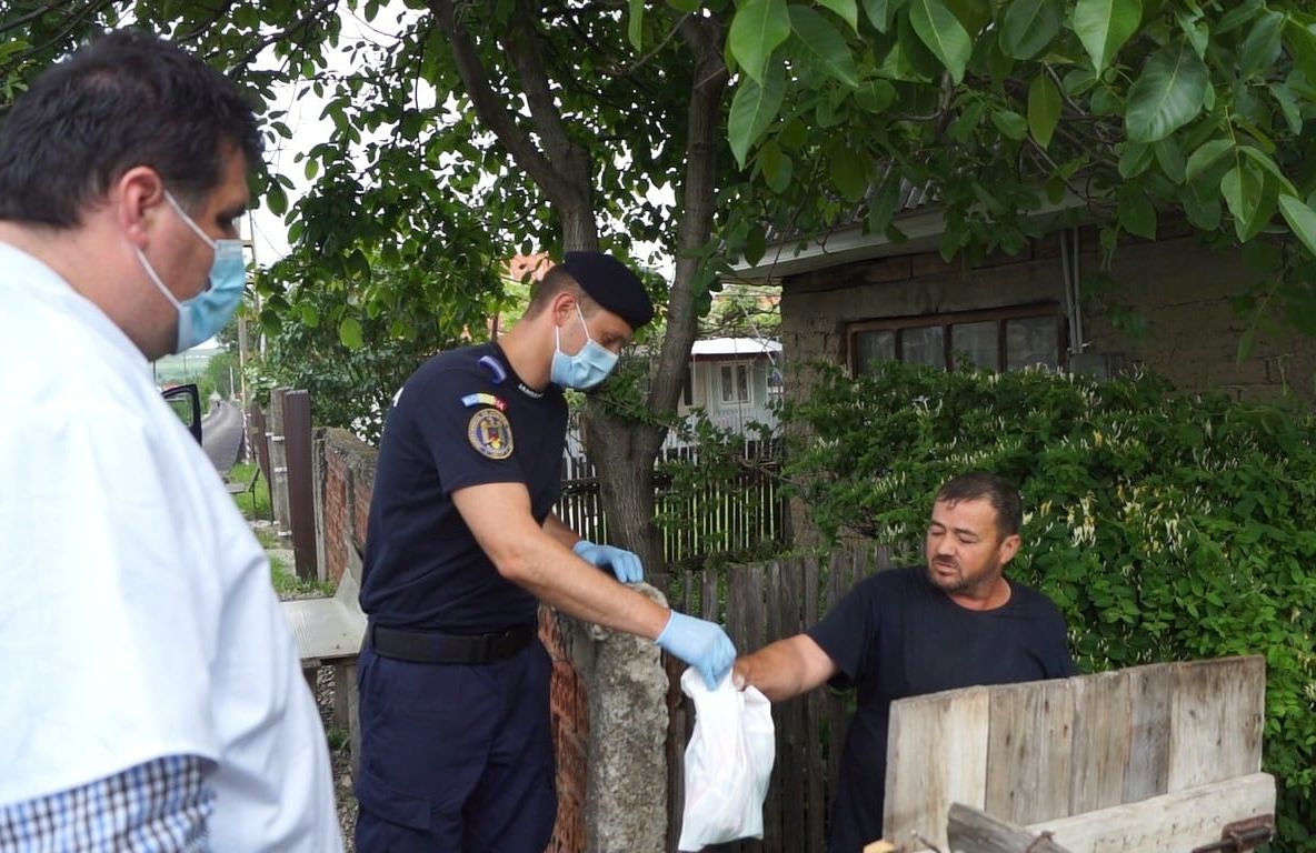 Alimente de bază și produse de igienă distribuite de voluntari și jandarmi familiilor nevoiașe din județul Neamț