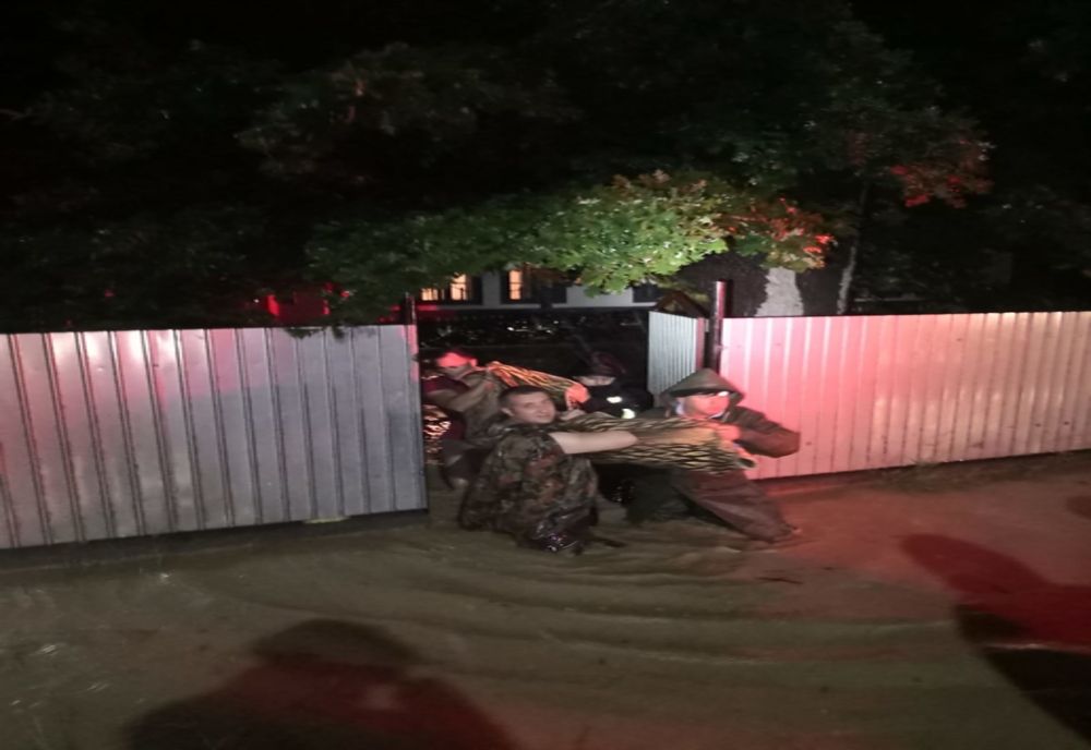 Pompierii nemțeni, la datorie în calea apelor (FOTO)