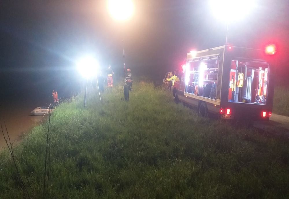 Bărbat căzut în Siret, căutat de pompieri (FOTO)