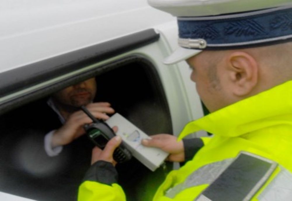 Băut și fără permis s-a urcat la volanul unei mașini neînmatriculate 