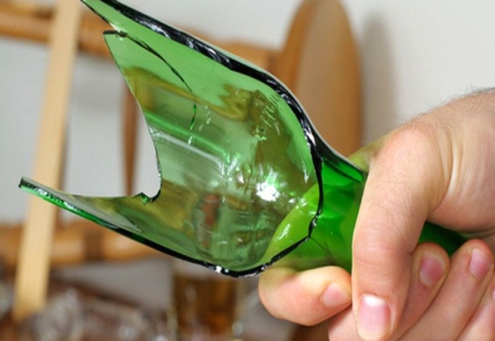 Tânăr violent și-a vărsat nervii la o terasă în Neamț