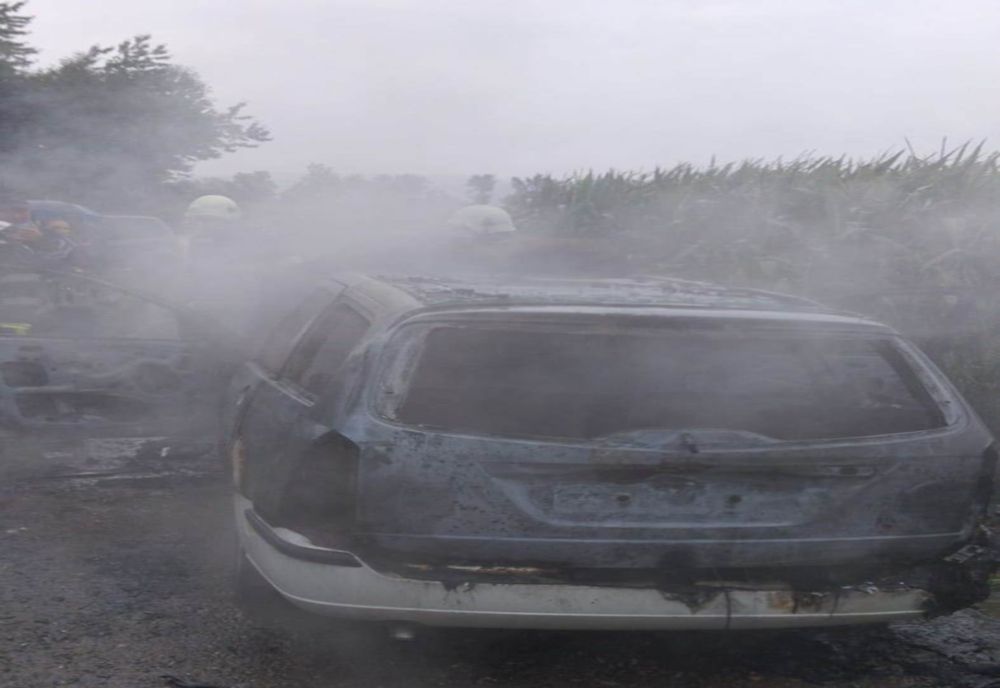 Autoturism făcut scrum de la un cablu electric defect (FOTO)