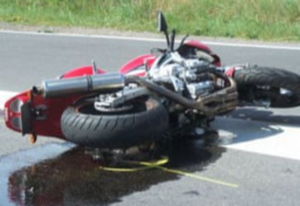 Un motociclist și pasagera lui, răniți într-un accident în Neamț