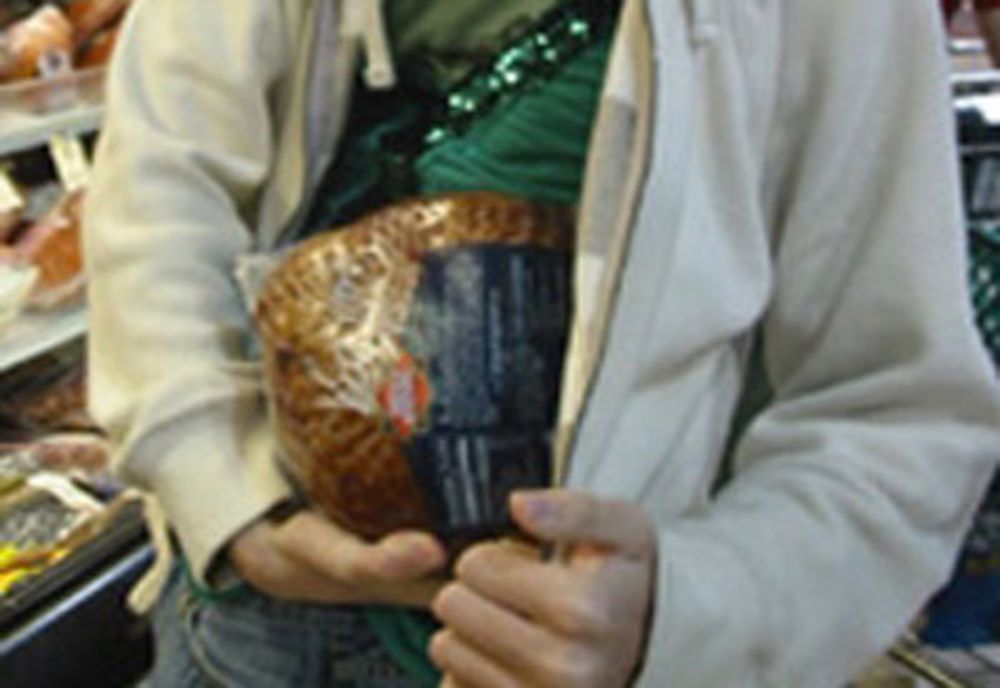 Săltată de polițiștii locali după ce a fost prinsă la furat în magazin