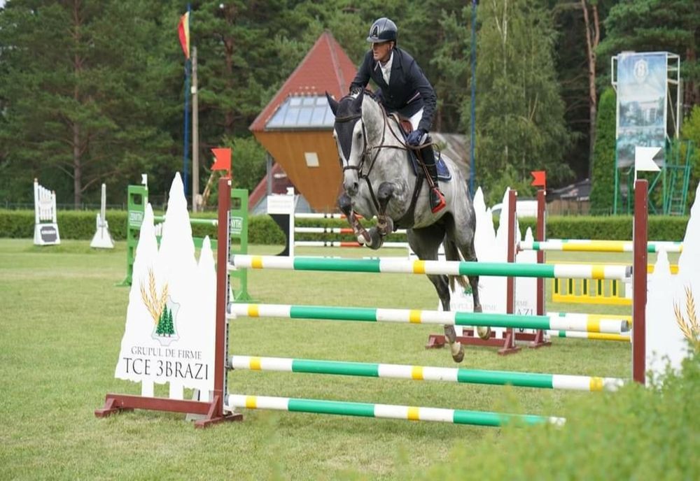 Regal ecvestru la Piatra- Neamț: 65 de cai și peste 70 de călăreți din întreaga țară 