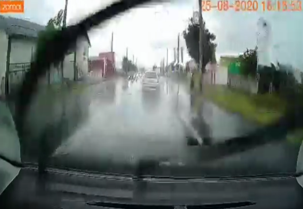 O femeie și fiul său spulberați pe o trecere de pietoni din Piatra Neamț 