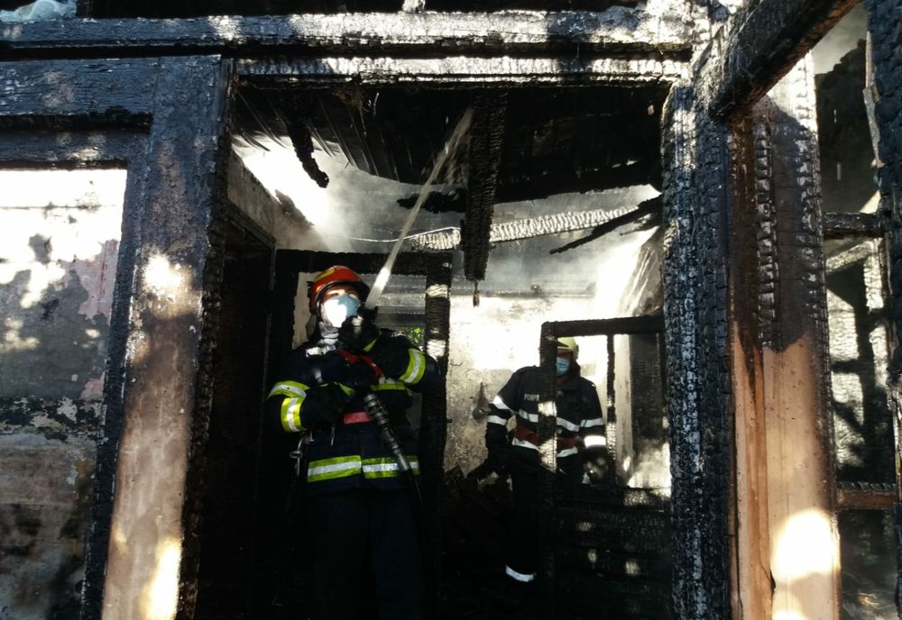 Incendiu în comuna Agapia. Mai multe animale au fost evacuate