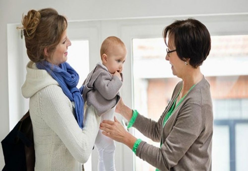 Ajutoare financiare de până la 710 lei pe lună pentru părinții care vor să își angajeze bone pentru copii