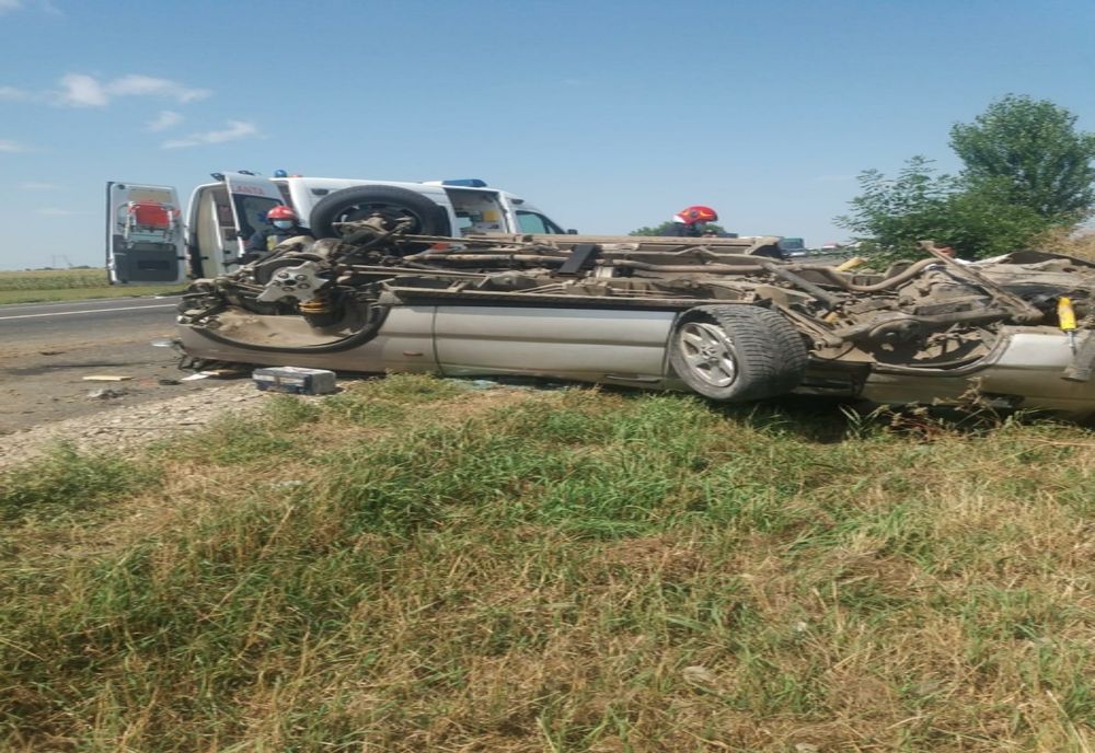 Grav accident la Săbăoani! Două persoane au ajuns la spital (FOTO)
