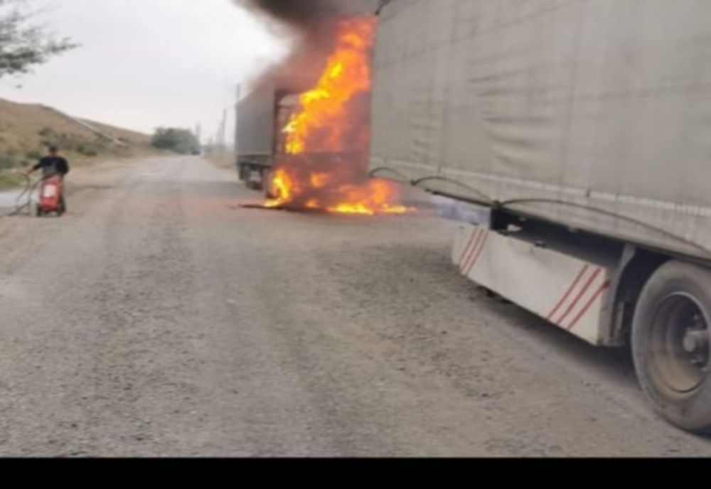 Cabină de TIR distrusă de flăcări în Roznov (FOTO)