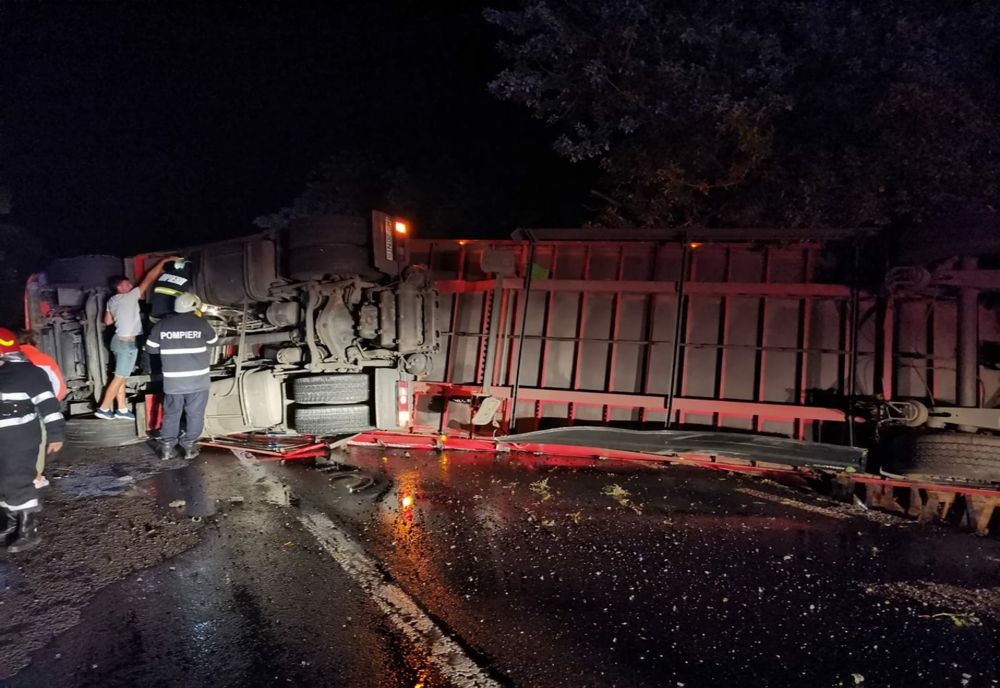 TIR răsturnat în Neamț. Șoferul a ajuns la spital (FOTO)