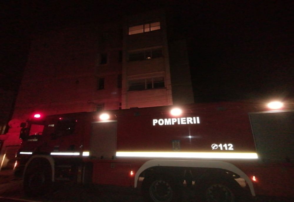 O lumânare lăsată nesupravegheată a aprins un apartament în Bicaz! Un tânăr a fost găsit fără suflare (FOTO)