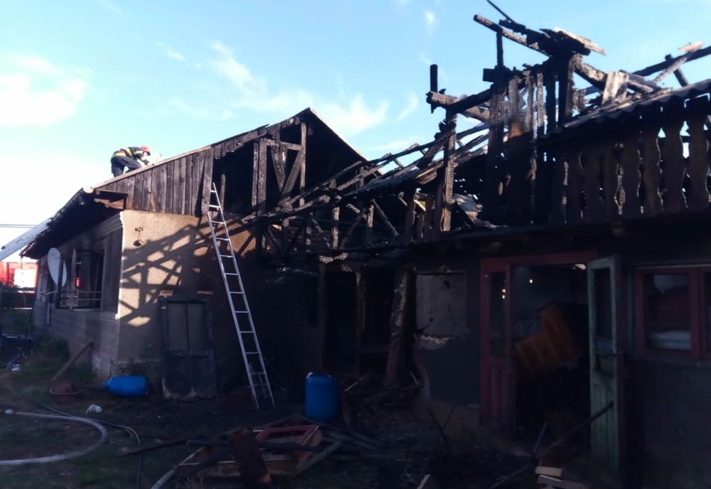 Un bărbat a murit într-un incendiu provocat de o ţigară nestinsă (FOTO)