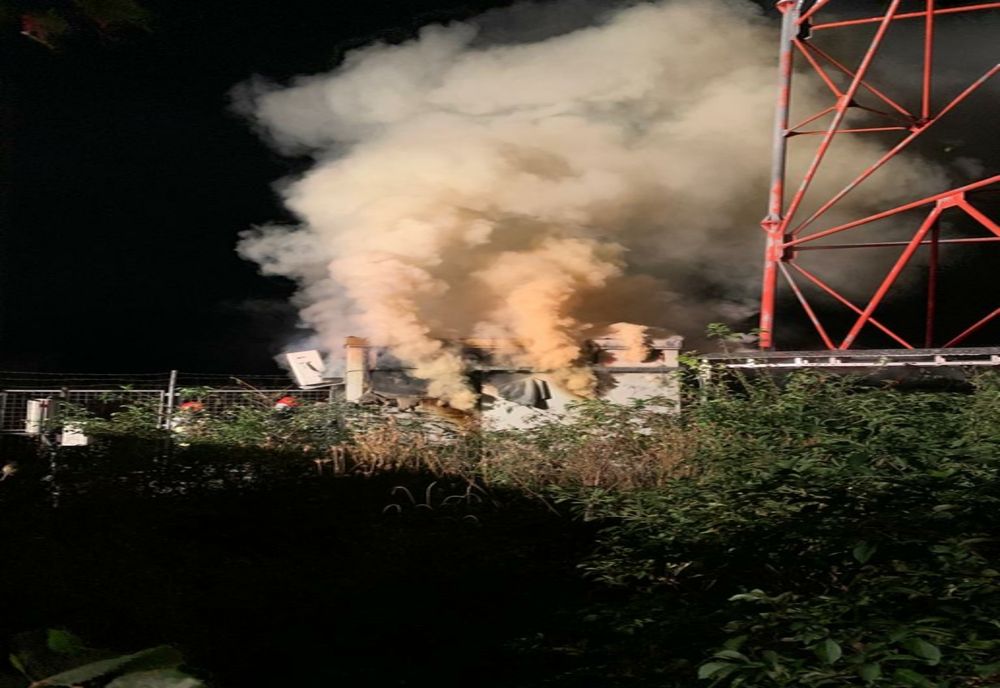 Incendiu la un transformator electric! Pompierii au înlăturat pericolul propagării la locuințe!