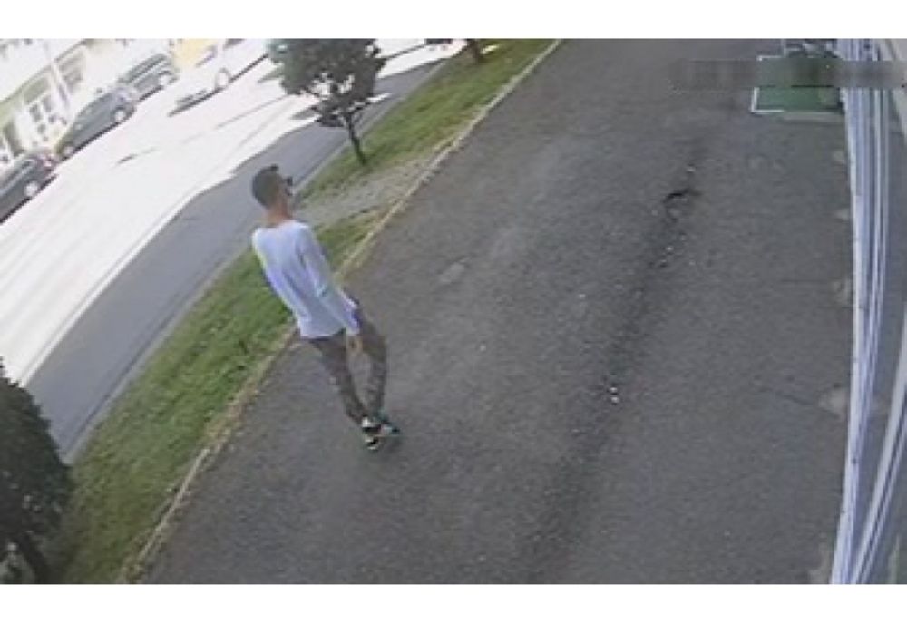 Tâlhar căutat de poliție! A smuls de la gâtul unei femei un lănțișor de aur! (FOTO)