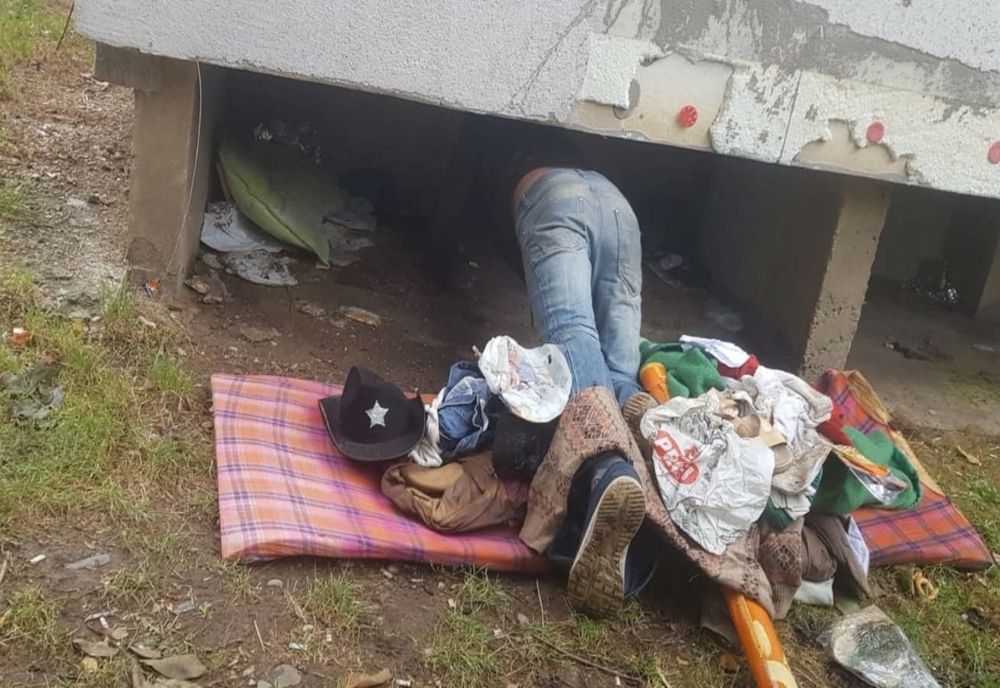 ”Dormitoare” improvizate sub balcoanele blocurilor