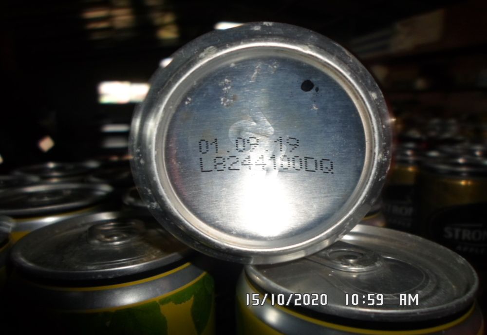 Zeci de sticle și doze cu bere și făină expirate încă de anul trecut