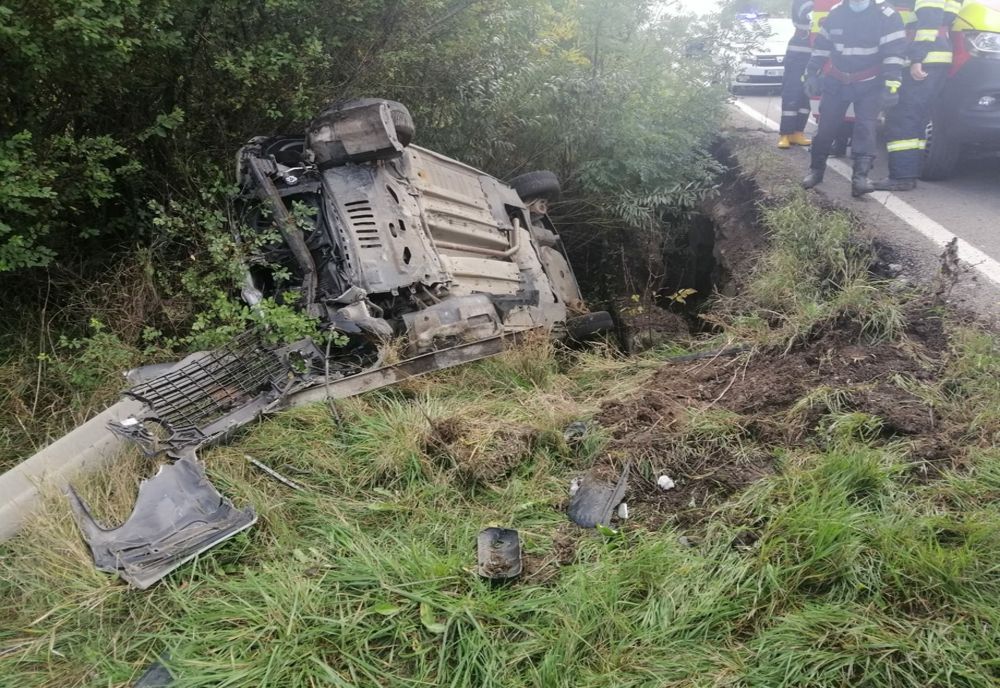 Accident rutier la Dobreni! Mașină răsturnată în șanț (FOTO)