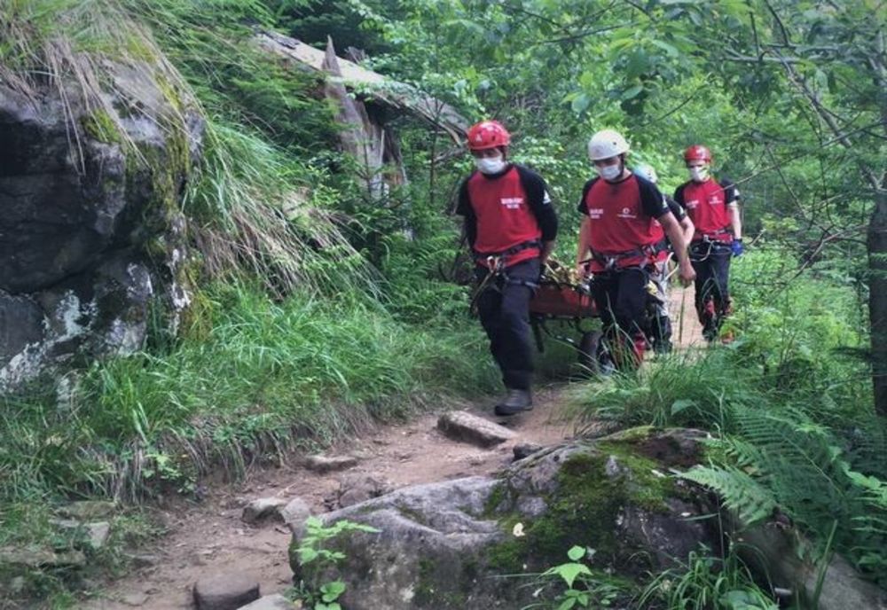 Intervenție dificilă a salvatorilor pentru transportul unui bărbat accidentat în pădure